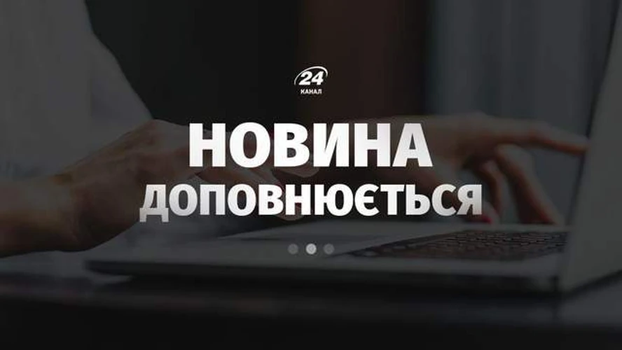 Стовп чорного диму над промисловим підприємством та пожежно-рятувальні бригади на місці події