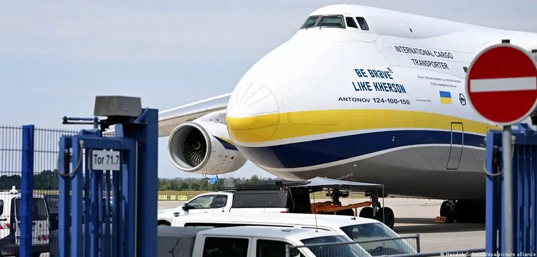 Дрон біля українського вантажного літака Ан-124 в аеропорту Лейпциг-Галле