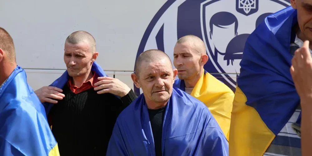 Звільнені з російського полону українські військовослужбовці після повернення