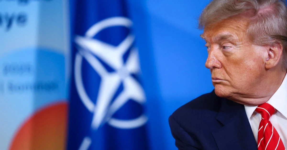 Дональд Трамп і прапор НАТО на тлі анкети