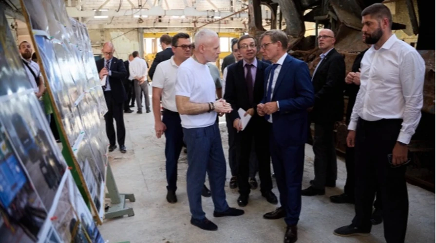 Синьо-жовтий стяг на висоті 101 метра під час церемонії до Дня Державного Прапора у Харкові під час візиту глави МЗС ФРН