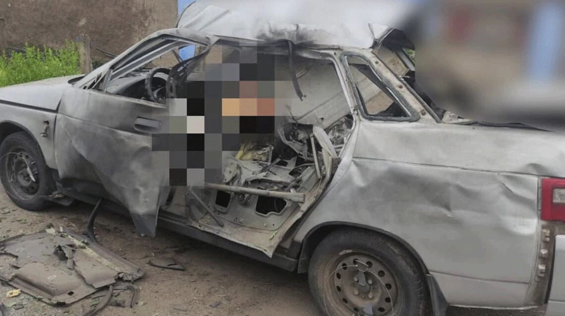 цивільний автомобіль після удару дрона (ілюстративне фото)