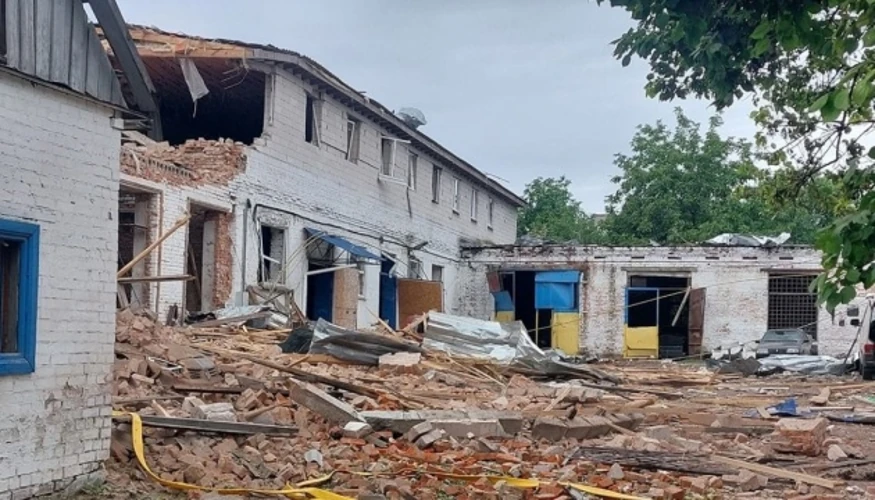 Пошкоджені багатоповерхівки біля місця удару по складських приміщеннях у Прилуках