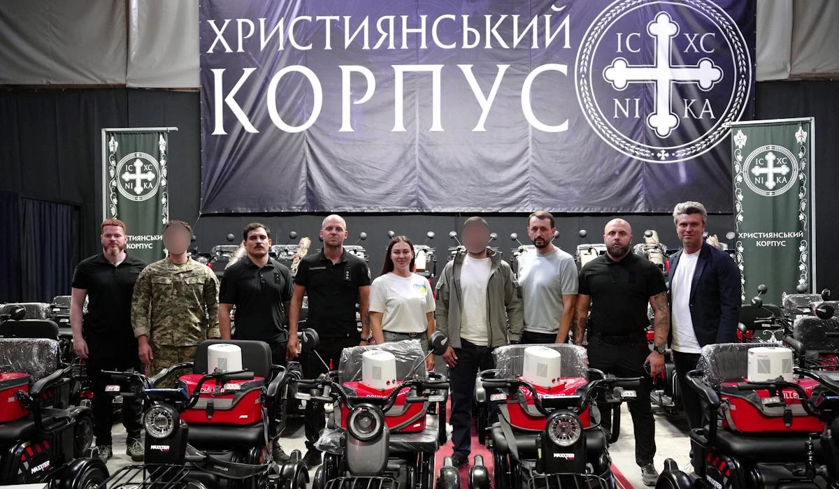 Валерій Дубіль та команда фонду «Надія» під час передачі допомоги на передовій