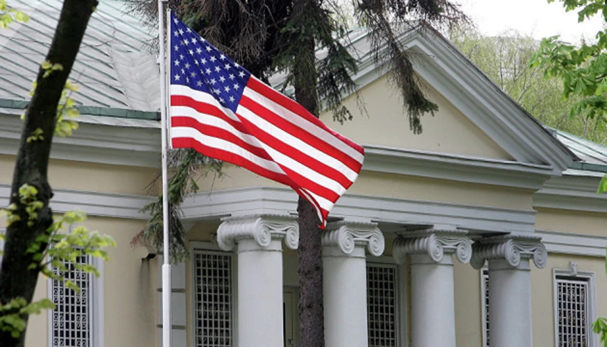 Прапор США та ілюстрація санкційного списку