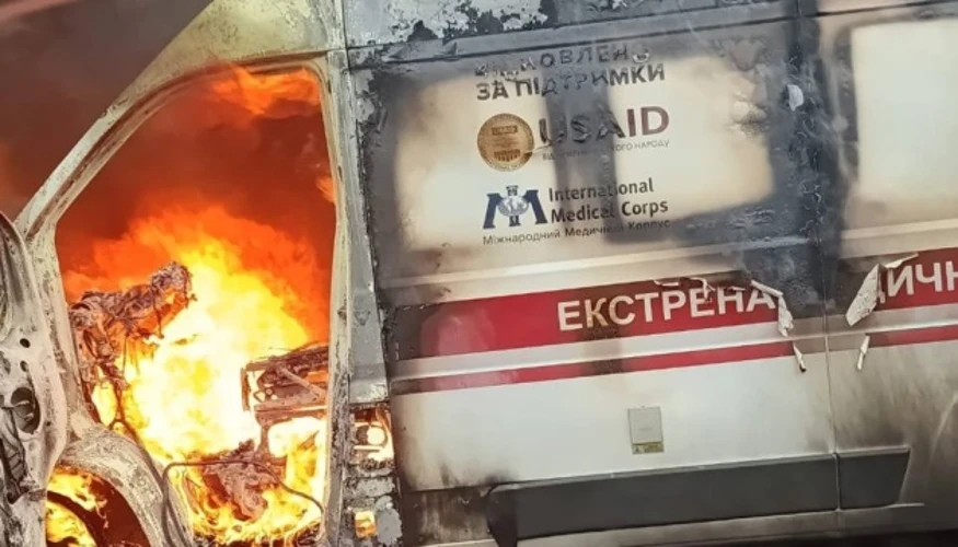 Автомобіль швидкої допомоги після прямого влучання дрона в Корабельному районі Херсона