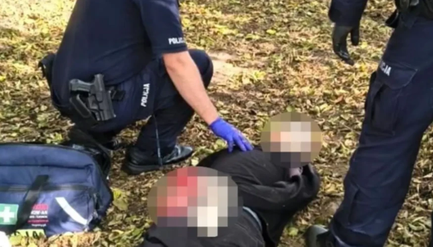 Поліція біля місця інциденту в Остроленці після затримання 19-річного нападника (фото Policja Mazowsze/X)