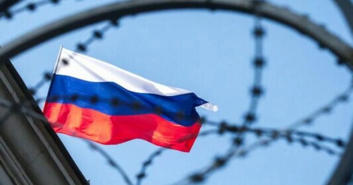 Прапор Японії та умовний санкційний список з назвами компаній і суден