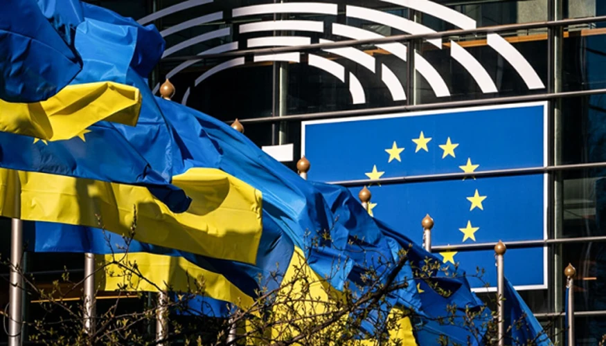 Логотип ЄС на тлі символіки оборонної промисловості — дронів та ракет