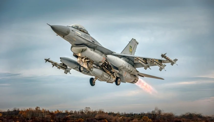Багатоцільовий винищувач F-16 на тлі повітряного простору