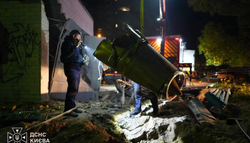 Піротехніки ДСНС серед уламків балістичної ракети в Оболонському районі Києва