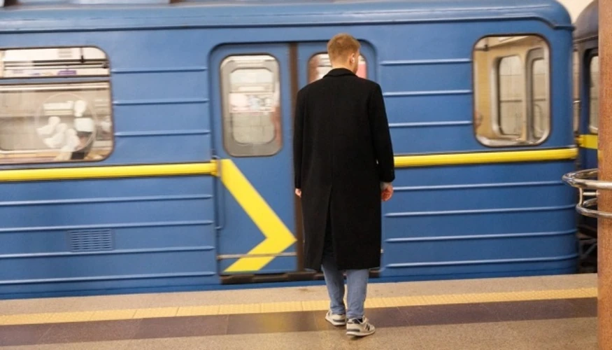 Потяг Київського метрополітену на станції під час відновлення руху